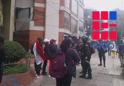 #LaPaz | La Policía utilizó agentes químicos para despejar la avenida Arce, donde se…