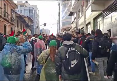#GrupoFides | #ANF Maestros protestan en puertas de la FELCC en #LaPaz y exigen…