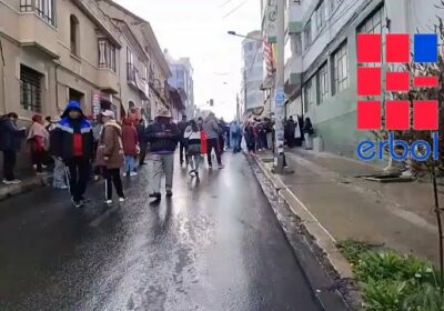 Maestros urbanos protestan en la FELCC en demanda de liberación de sus compañeros detenidos