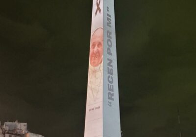 🇦🇷🇻🇦 | AHORA: El homenaje al Papa Francisco en el Obelisco de Buenos Aires,…