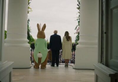 🇺🇸 | La Primera Dama, Melania Trump, celebra la tradicional búsqueda de huevos de…