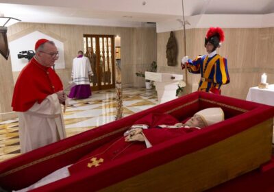 🇻🇦 | Las primeras imágenes del papa Francisco en su féretro de madera dentro…