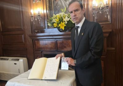 Hoy, como corresponde por respeto y protocolo, firmamos libro de condolencias en la Nunciatura…