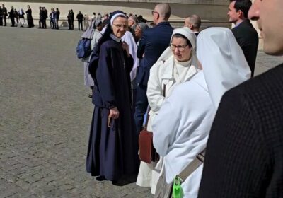 🇻🇦 | Los empleados del Vaticano despiden a su querido padre, el papa Francisco.…