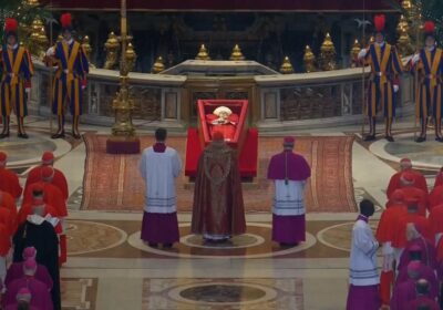 🇻🇦| El féretro del papa Francisco queda depositado bajo el Altar de la Confesión…