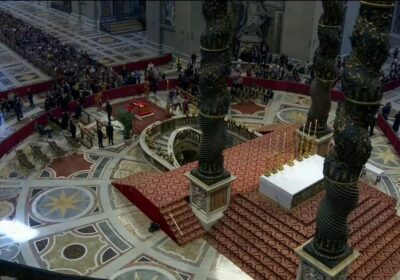 🇻🇦 | Continúan formándose largas filas de fieles para despedirse del Papa Francisco