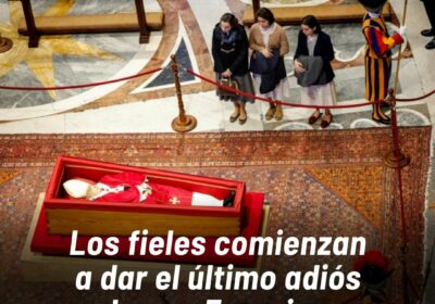Los fieles pudieron acceder solo después de que los cardenales, obispos y el personal…