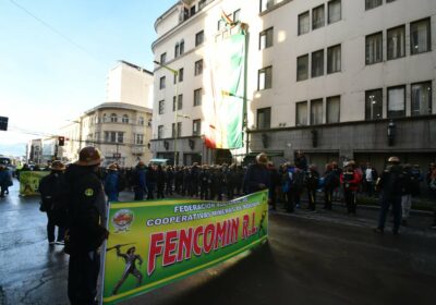 #Ahora | Los mineros de Fencomin toman las calles del centro de #LaPaz y…