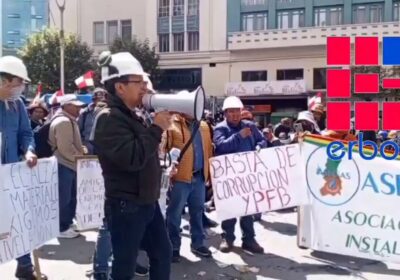 Instaladores de gas protestan en demanda de que YPFB nivele el precio que se…