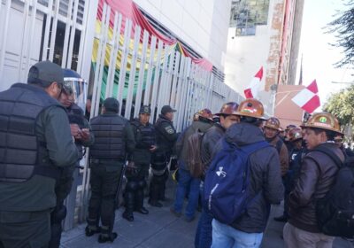#LaPaz | Mineros de Potosí ingresan a las instalaciones de Yacimientos Petrolíferos Fiscales Bolivianos…