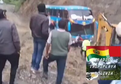 #LaPaz | Un bus con pasajeros fue alcanzado por un deslizamiento a la altura…