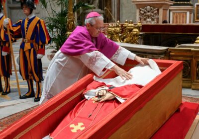🇻🇦 | ÚLTIMO ADIÓS AL PAPA FRANCISCO: Se cierra el ataúd del papa Francisco.…