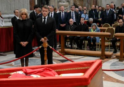 🇻🇦🇫🇷 | El Presidente y la Primera Dama de Francia presentaron sus respetos ante…