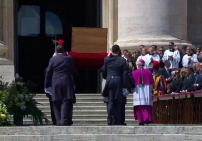 🇻🇦 | ÚLTIMO ADIÓS AL PAPA FRANCISCO: Termina la homilía y el féretro vuelve…