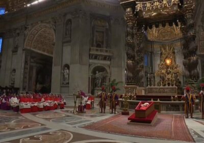 El féretro del difunto papa Francisco fue sellado y marcado con su escudo pontificio…