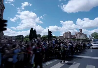 🇻🇦 | El cortejo fúnebre del papa Francisco recorre entre aplausos el corazón de…
