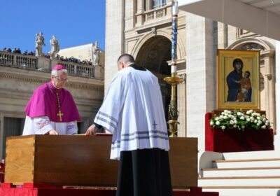 La plaza de San Pedro en el Vaticano fue escenario, este sábado de la…