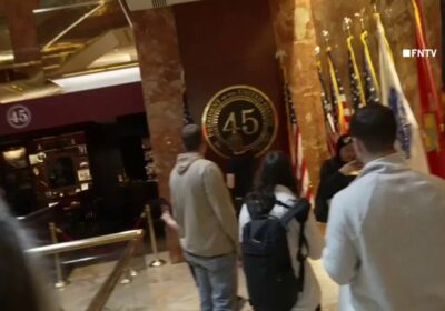 🇺🇸 | Un manifestante climático fue arrestado luego de vandalizar el sello ’45’ de…