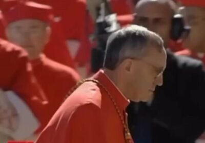 🇻🇦 | Cuando Jorge Bergoglio, el futuro papa Francisco, se arrodilló ante el papa…