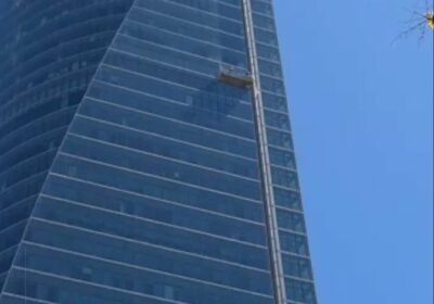 🇪🇸 | Dos trabajadores quedaron colgados en el exterior de la torre OHLA de…