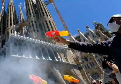 🇪🇸 | Manifestantes de Barcelona rociaron a los visitantes con pistolas de agua como…