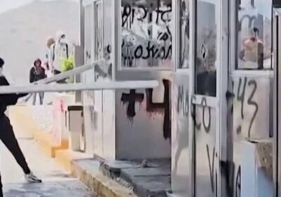 Estudiantes mexicanos causan destrozos por asesinato de defensor #ambientalista Los manifestantes vandalizaron un peaje…