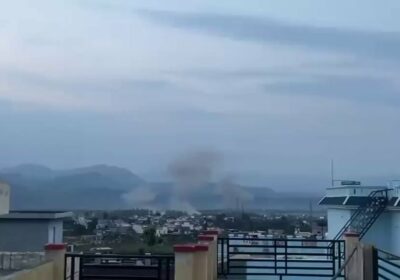 🇵🇰🇮🇳 | URGENTE: Se observa humo elevándose tras una fuerte explosión en la zona…