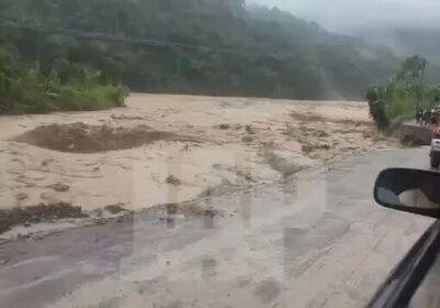 Camino Caranavi GUANAY afectado por lluvia desde la madrugada de hoy. Las imágenes muestran…