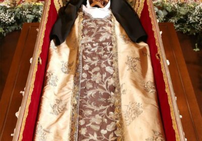 🇪🇸 | Exponen el cuerpo de Santa Teresa de Jesús por primera vez en…
