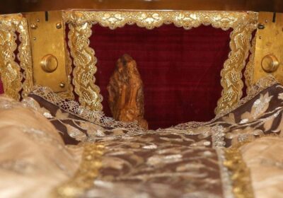 🇪🇸 | El cuerpo de Santa Teresa de Jesús, fallecida en 1582, es exhibido…