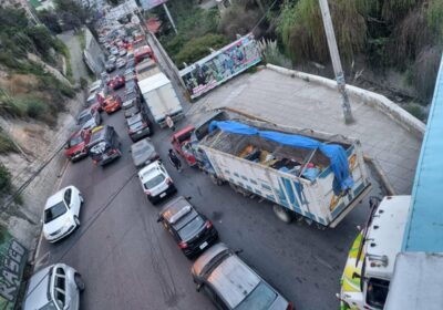 Se registran largas filas de vehículos por combustible. Esta es la situación en las…