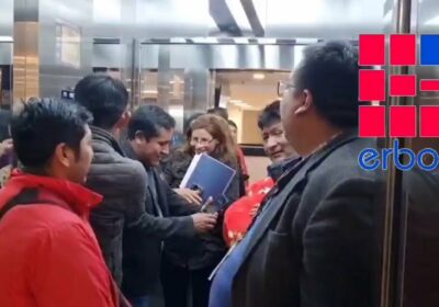 El diputado Israel Huaytari reaparece en la Asamblea. Sorprendida, su colega Alejandra Camargo le…