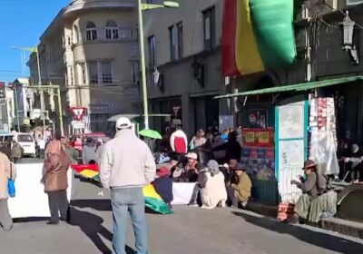 #GrupoFides | #ANF La avenida Camacho en La Paz continúa bloqueada por extrabajadores mineros…