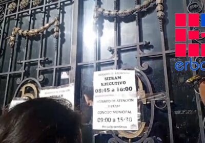 La concejal Lourdes Chambilla protestó al llegar este viernes al Palacio Consistorial y encontrarlo…