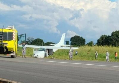 Aterrizaje forzoso en la pista de Riberalta, Beni. Segun primeros informes el problema se…