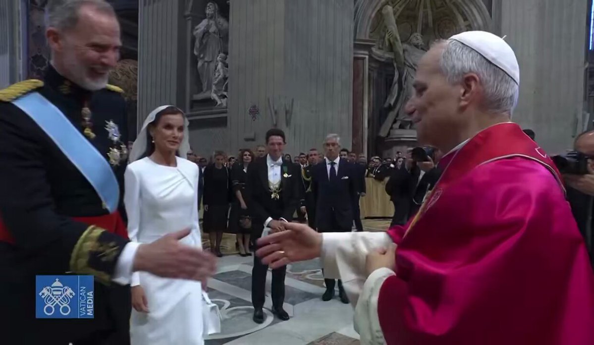 🇪🇸🇻🇦 | El saludo del Rey Felipe VI y la Reina Letizia de España ...