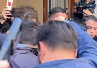 🇦🇷 | Reportero golpea en la boca al presidente Javier Milei con un micrófono