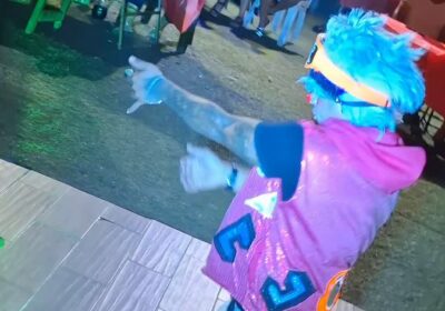 🇲🇽 | ¡Se puso celoso! Hombre intenta acuchillar a payaso tras bailarle a su…