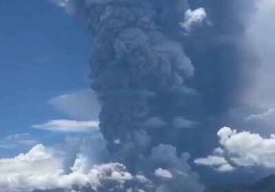 🇮🇩 | El volcán Lewotobi Laki-Laki entra en erupción en Indonesia, lanzando una nube…