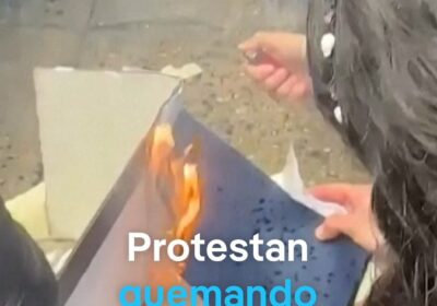 Exalumnos de la Universidad de #Columbia quemaron sus diplomas Los egresados prendieron fuego a…