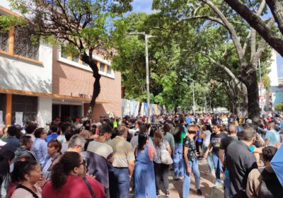 🇻🇪 | Centro de votación en el Liceo Andrés Bello de Caracas. 28 de…