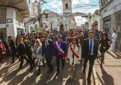 #Sucre | El desfile cívico por el 25 de Mayo comenzó con el paso…