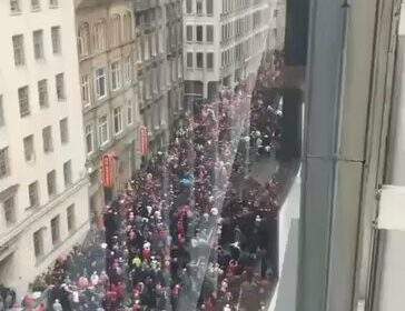 🇬🇧 | ÚLTIMA HORA — Un conductor embiste con su auto a una multitud…