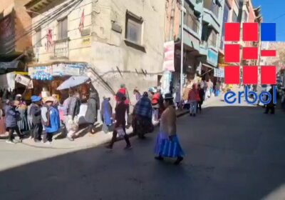 Llega aceite a la calle Gallardo de La Paz y las personas hacen fila…