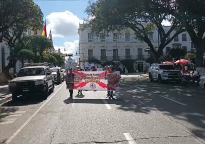#Ahora | La marcha de panificadores independientes llega a la plaza 25 de Mayo…