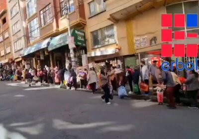 Las filas por aceite otra vez aparecen en la calle Gallardo de La Paz.…