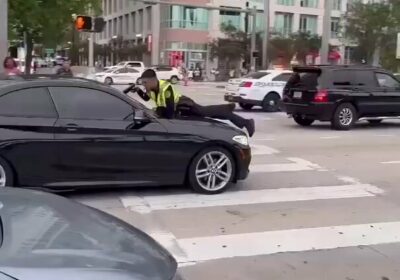 🇺🇸 | Un policía de Miami disparó a través del parabrisas mientras estaba sobre…