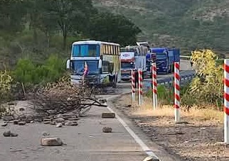 #Urgente | Reportan un bloqueo instalado por seguidores de Evo Morales en la carretera…