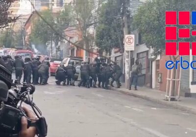 La Policía se enfrenta con manifestantes del ala «evista» en La Paz. Existen personas…