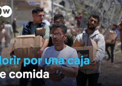 Los gazatíes arriesgan sus vidas tratando de conseguir alimentos Una multitud desesperada saqueó un…